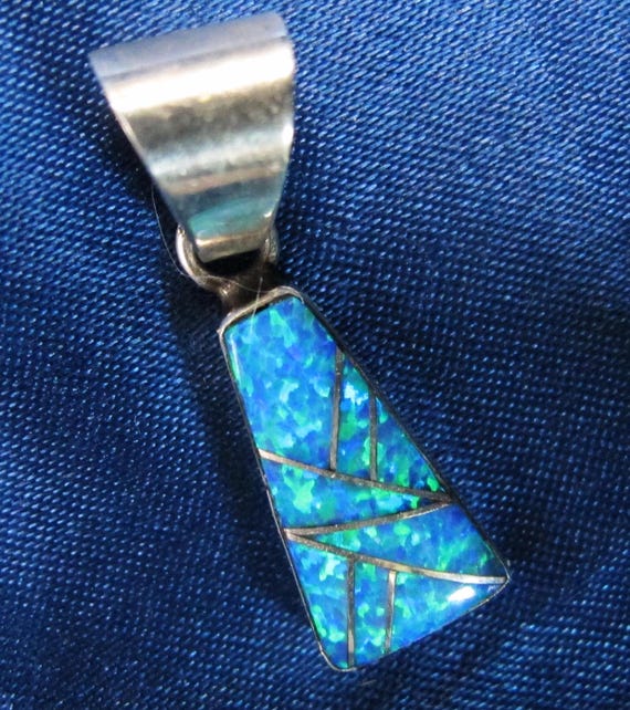 Brilliant Vintage Native American Navajo Spiny Oyster Sterling Silver Triangle Bolo Brilliant Vintage Native American Navajo Spiny Oyster Sterling Silver Triangle Bolo