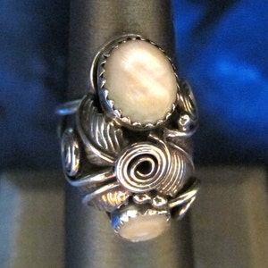Circle J.W. Jack Whittaker Navajo Sterling and Mother of Pearl Ring 6 Grams Size 6