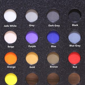 Pu&ograve; includere: Una cartella colori con 12 campioni di vernice in contenitori rotondi. I colori sono: Bianco Giada, Grigio, Grigio scuro, Nero, Beige, Viola, Blu, Grigio blu, Arancione, Oro, Bronzo e Rosso.