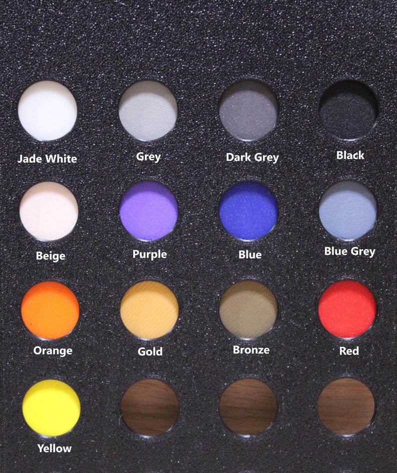 Pu&ograve; includere: Una cartella colori con 12 campioni di vernice in contenitori rotondi. I colori sono: Bianco Giada, Grigio, Grigio scuro, Nero, Beige, Viola, Blu, Grigio blu, Arancione, Oro, Bronzo e Rosso.