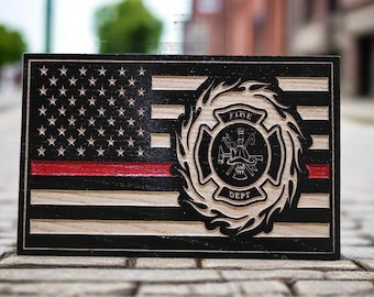 Puede incluir: Una bandera americana de madera con una franja roja y un emblema de bombero en el centro. El emblema es un símbolo de departamento de bomberos en blanco y negro con las palabras "FIRE DEPT" inscritas.