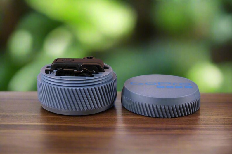 Pu&ograve; includere: Un contenitore di plastica grigio con un fermo nero. Il contenitore &egrave; aperto e il fermo &egrave; visibile. Il contenitore ha una superficie testurizzata e le parole "REMARKABLE" sono stampate sul coperchio.