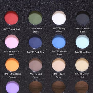 Pu&ograve; includere: Una palette di trucco con 12 ombretti opachi in diverse tonalit&agrave;, tra cui rosso scuro, verde, bianco, nero, rosa, blu scuro, blu, blu chiaro, arancione, marrone, beige e viola.