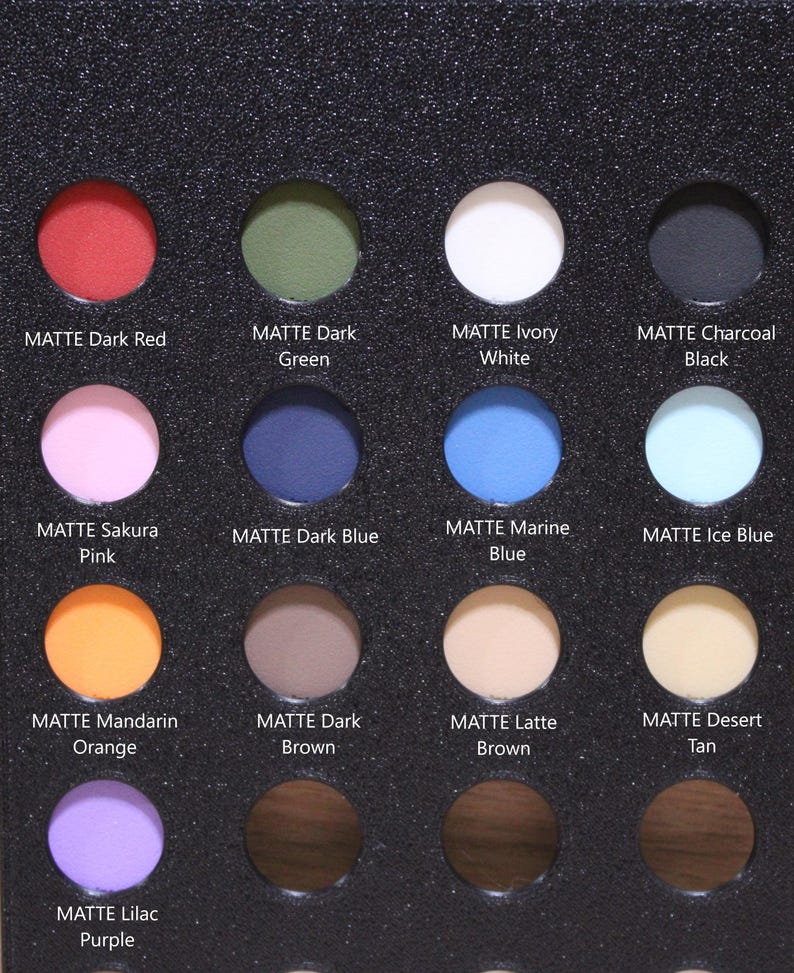 Pu&ograve; includere: Una palette di trucco con 12 ombretti opachi in diverse tonalit&agrave;, tra cui rosso scuro, verde, bianco, nero, rosa, blu scuro, blu, blu chiaro, arancione, marrone, beige e viola.