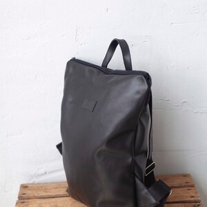 Lässiger Minimalistischer Schwarzer Leder Rucksack Bild 5