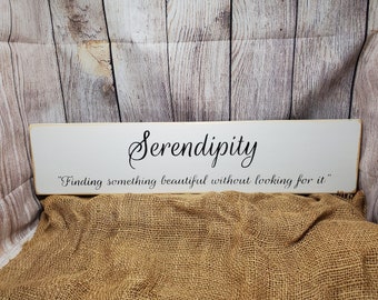 Letrero de madera Serendipity: Decoración rústica e inspiradora para el hogar.