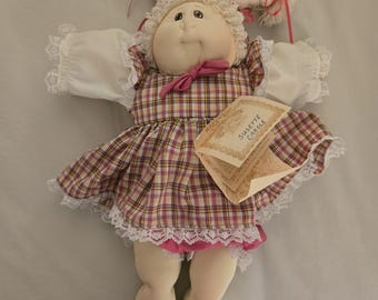 Muñeca Cabbage Patch de edición ámbar, escultura blanda original vintage de 1989, firmada por Xavier Roberts “Suzette Carole”.