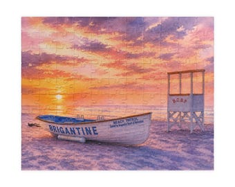 Puede incluir: Un rompecabezas que muestra un bote de remos blanco con la etiqueta BRIGANTINE BEACH PATROL en una orilla arenosa al atardecer. Una torre de salvavidas blanca con el texto B.C.B.P. se encuentra cerca. El cielo está lleno de nubes vibrantes.