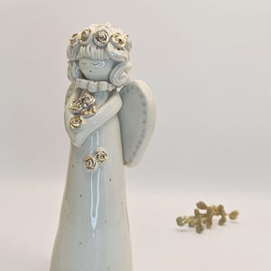 Figure di angeli bizzarre realizzate a mano in sculture in ceramica