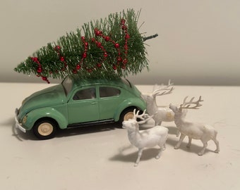 Vintage Mintfarbener VW VW Käfer mit Tannenbaum