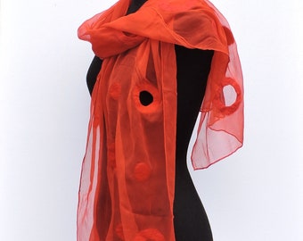 Foulard en soie rouge avec cercles feutrés design géométrique fait à la main mode slow fashion designer foulard d’art par Charlotte Molenaar Art.toWear