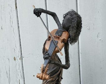 Escultura de violinista. Tocador de violín. Escultura de Paverpol. Hecha por encargo.
