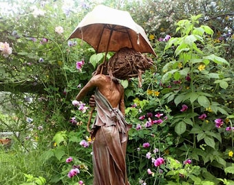 Margarita en un jardín campestre inglés. Escultura de técnica mixta. Hecha a medida.