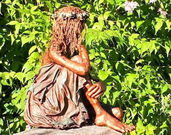 Escultura La Soñadora: Figura femenina de paverpol verde esmeralda. Hecha a medida.