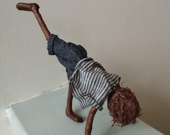 Parada de manos. Escultura de un niño haciendo el pino. Escultura de Paverpol. Hecha por encargo.