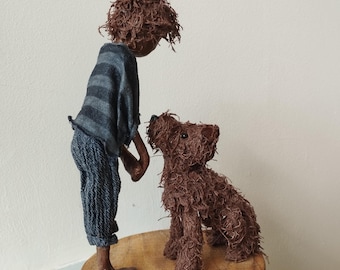 Escultura de un niño con un perro. "Secretos". Escultura de adoquín. Disponible.