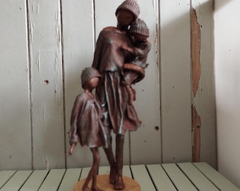 Escultura de madre e hijos: "Hora de volver a casa". Técnica mixta. Hecha por encargo.
