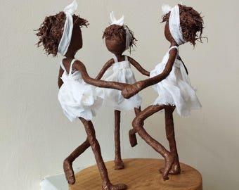 Escultura infantil de bronce "Ring a Ring of Roses". Disponible.