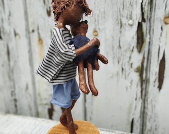 Escultura de Niño Paverpol con Osito de Peluche: Arte artesanal en técnica mixta. Hecho a pedido.