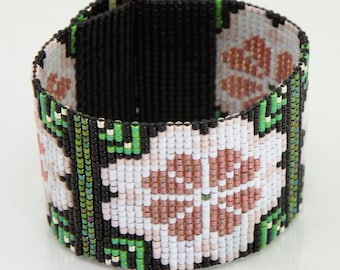 Peach Rose Boho Bead Loom Pulsera Joyería artesanal Joyería con motivos del suroeste Joyería occidental con cuentas negras