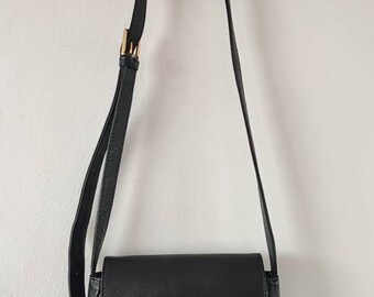 1990s 00s Vintage Black Leather Cross body Shoulder Bag