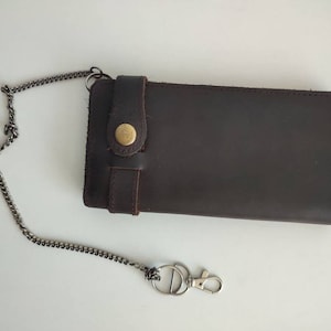 Monedero, tarjetero y monedero de cuero marrón vintage de los años 80 y 90 con cadena, accesorio original retro