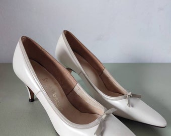1950s Vintage Cream and Green  Leather Bow Shoes Heels. Retro Original. Size 3. Extra Slim fit