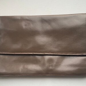 Bolso de mano grande de piel marrón topo vintage.