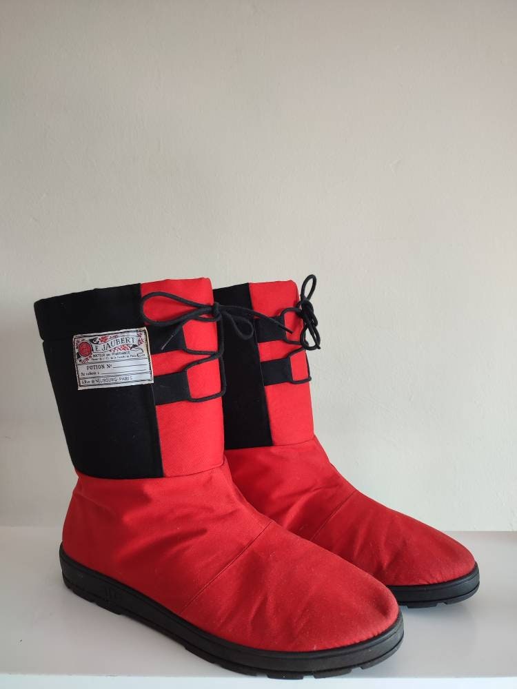 1980s Vintage Red and Black Sheepskin Wool Fur Lined Boots. Size 8
