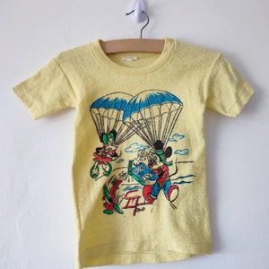 Camiseta de rizo con dibujos animados de Mickey y Minnie Mouse de los años 50 y 60. Ropa infantil original retro. Edad: 2 años
