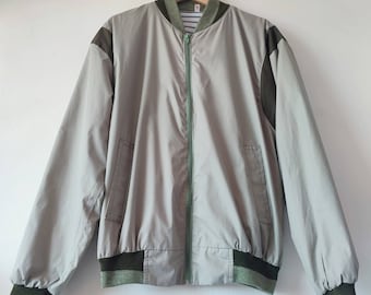 Blouson aviateur décontracté Mod gris clair beige des années 1970 et 1980. Doublure rayée. Poignets côtelés. Fabriqué en Angleterre. Taille britannique M