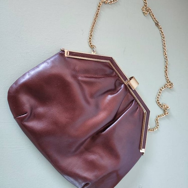 Sac à bandoulière en cuir patiné métallisé marron bronze et chaîne dorée vintage des années 1970 et 1980