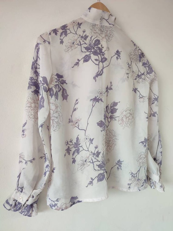 1960s 70s Vintage White and Purple Floral Semi Sh… - image 7