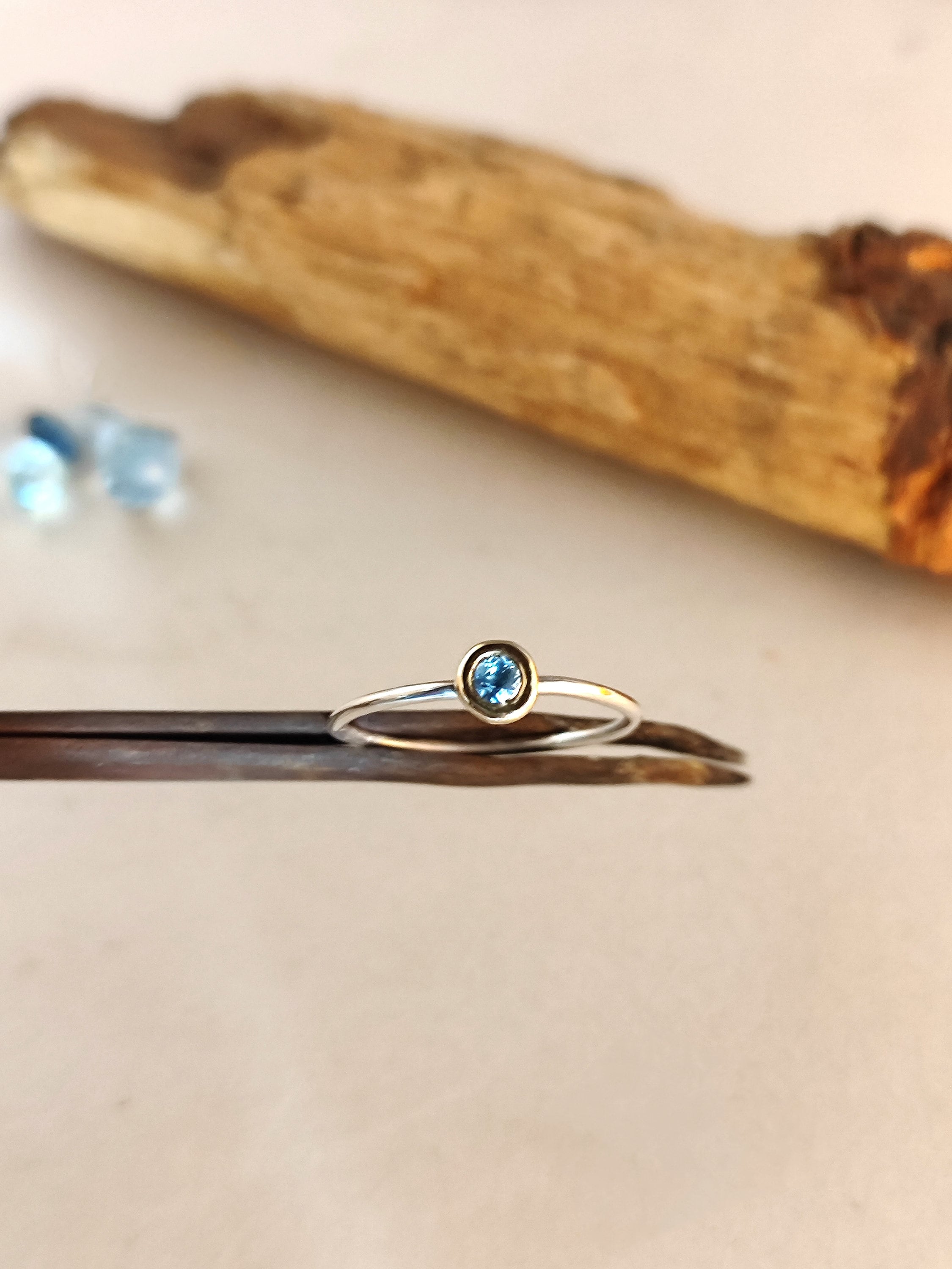 アクアマリンリング。 ターコイズアクアマリンをあしらったK14イエロー
