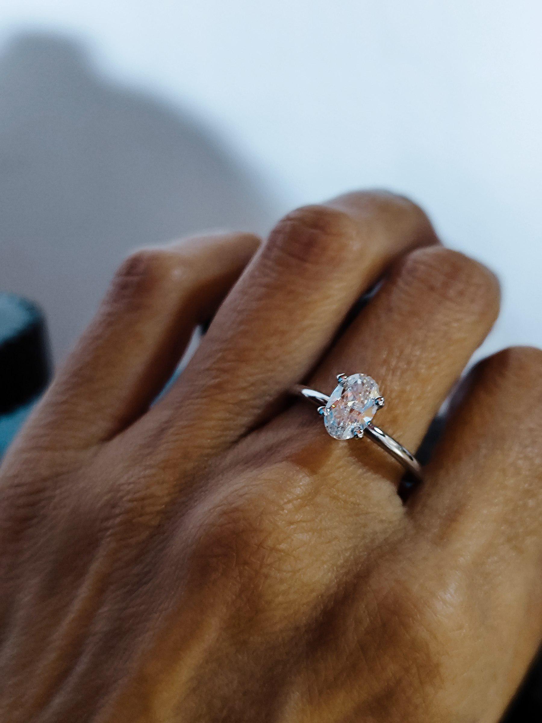 婚約指輪。1.00カラットの人工ダイヤモンドをあしらった14Kホワイト