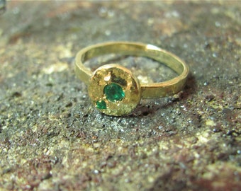 Anillo de esmeralda de oro amarillo de 14 quilates hecho a mano, diseño único.