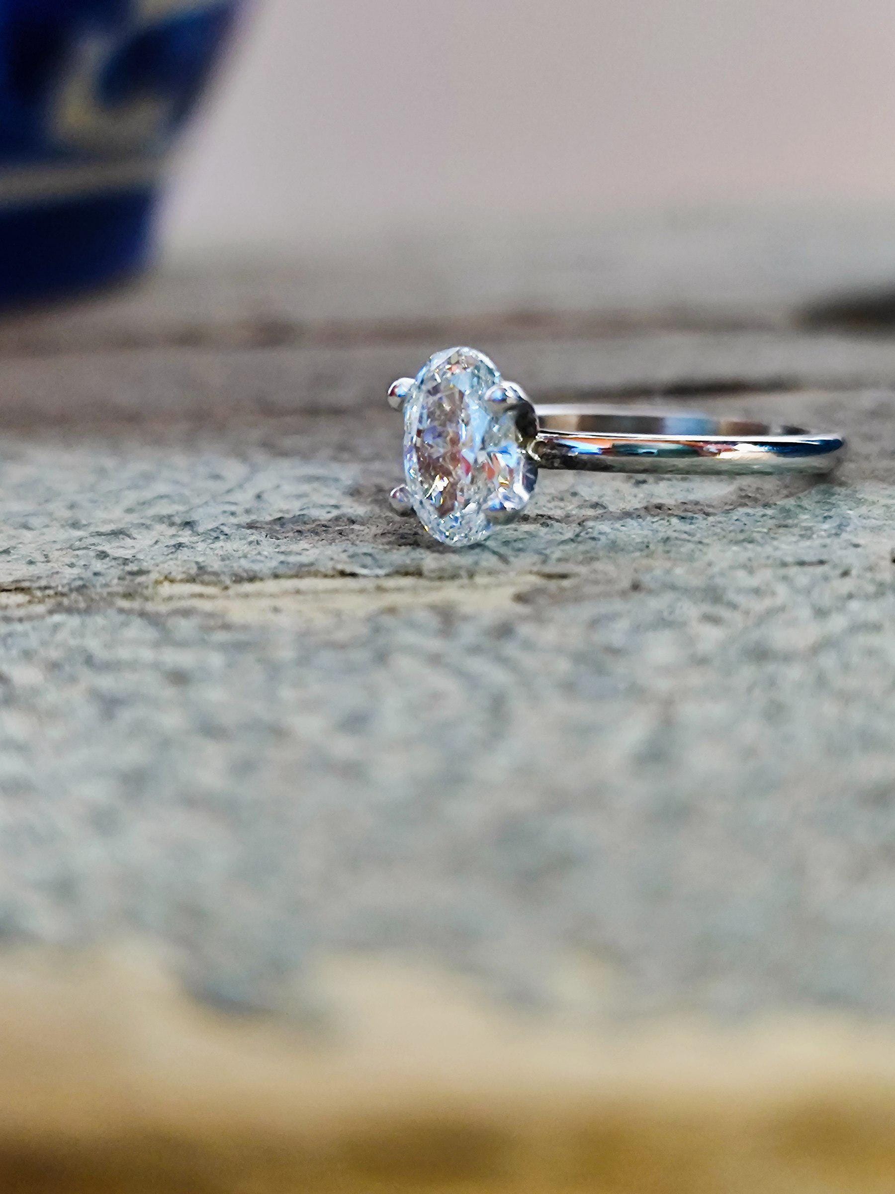 婚約指輪。1.00カラットの人工ダイヤモンドをあしらった14Kホワイト