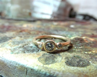 Anillo de compromiso de oro amarillo de 14 quilates con diamantes de 0,22 ct.