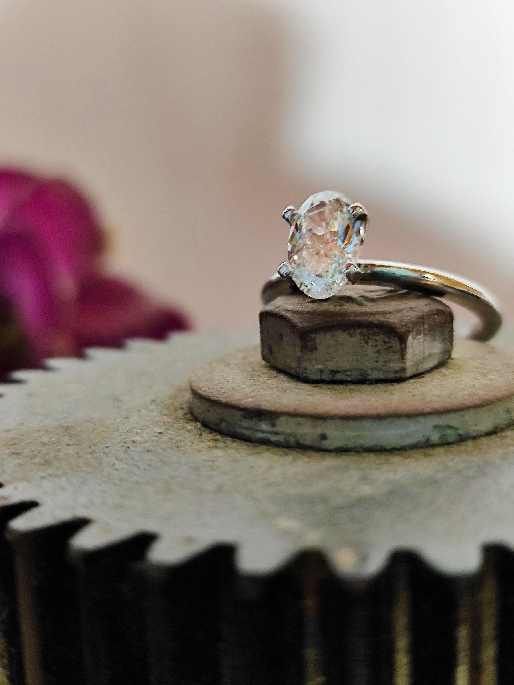 婚約指輪。1.00カラットの人工ダイヤモンドをあしらった14Kホワイト