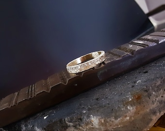 Anillo de compromiso de diamantes en oro amarillo de 14 quilates, hecho a mano, diseño único.