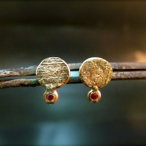 Pendientes de botón de oro macizo de 14 quilates con rubíes – Joyería minimalista y delicada
