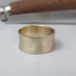 Ehering für Damen/Herren. 14K massivem Gelbgold breiter Ehering. Handgemachter Ring mit einer einzigartigen Textur. Unisex Ehering.
