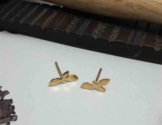14K ソリッドゴールド シングル ミニ スパークル バタフライ ピアス ソリッド14Kイエローゴールド製バタフライスタッドピアス – ミニマルな