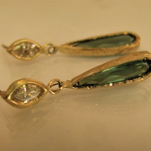 Orecchini in oro con diamanti e tormalina. Orecchini in oro giallo 14 carati con diamante bianco e smeraldo verde. Orecchini pendenti unici fatti a mano.