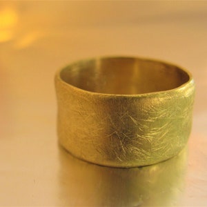 Ehering für Damen/Herren. 14K massivem Gelbgold breiter Ehering. Handgemachter Ring mit einer einzigartigen Textur. Unisex Ehering.