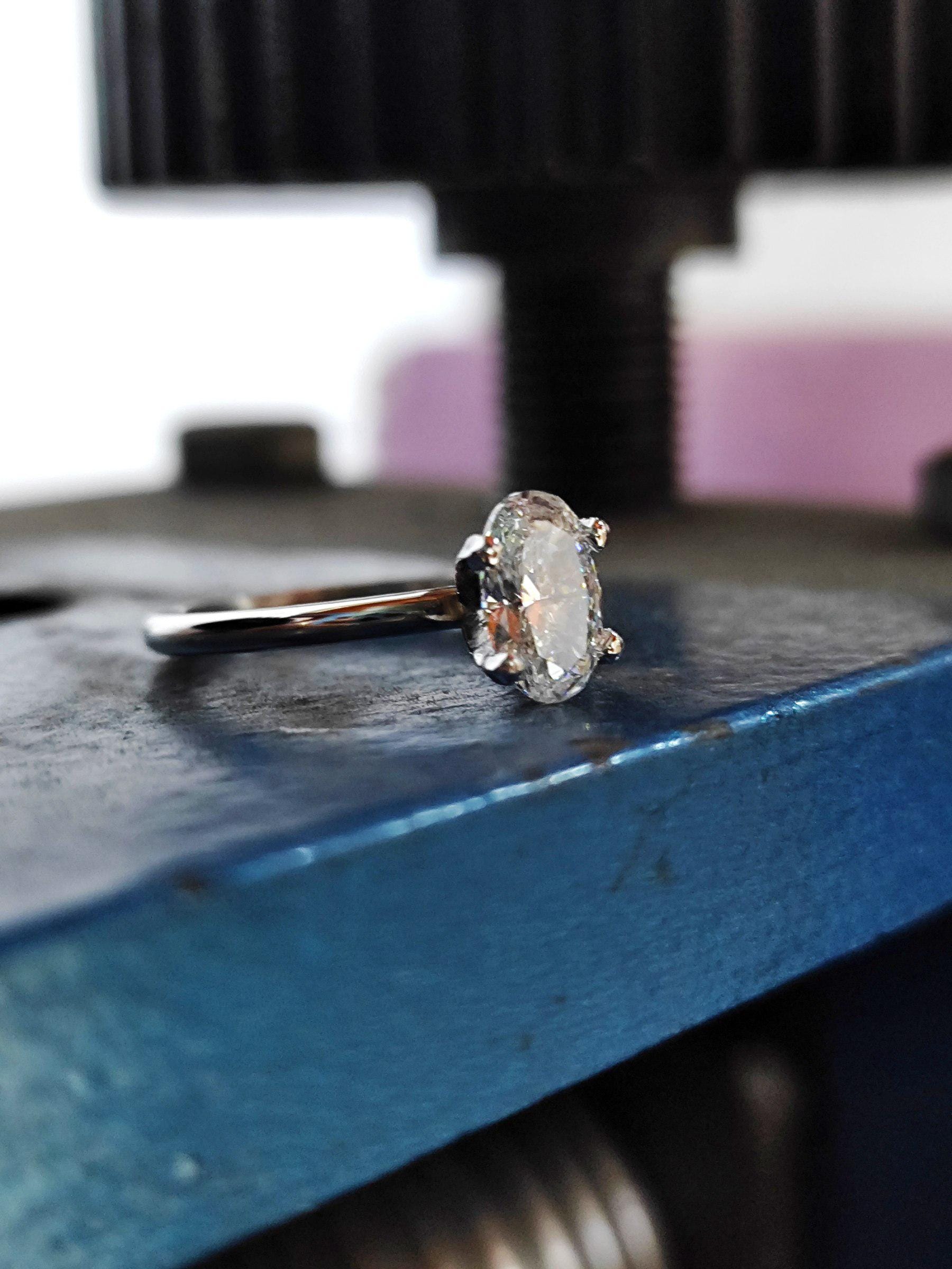 婚約指輪。1.00カラットの人工ダイヤモンドをあしらった14Kホワイト