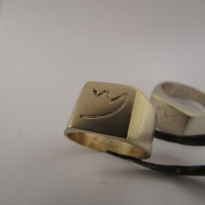 Signet ring. 14K solid Yellow gold ring . Ring for men.  Hammered signet Gold unique ring. Free shipping