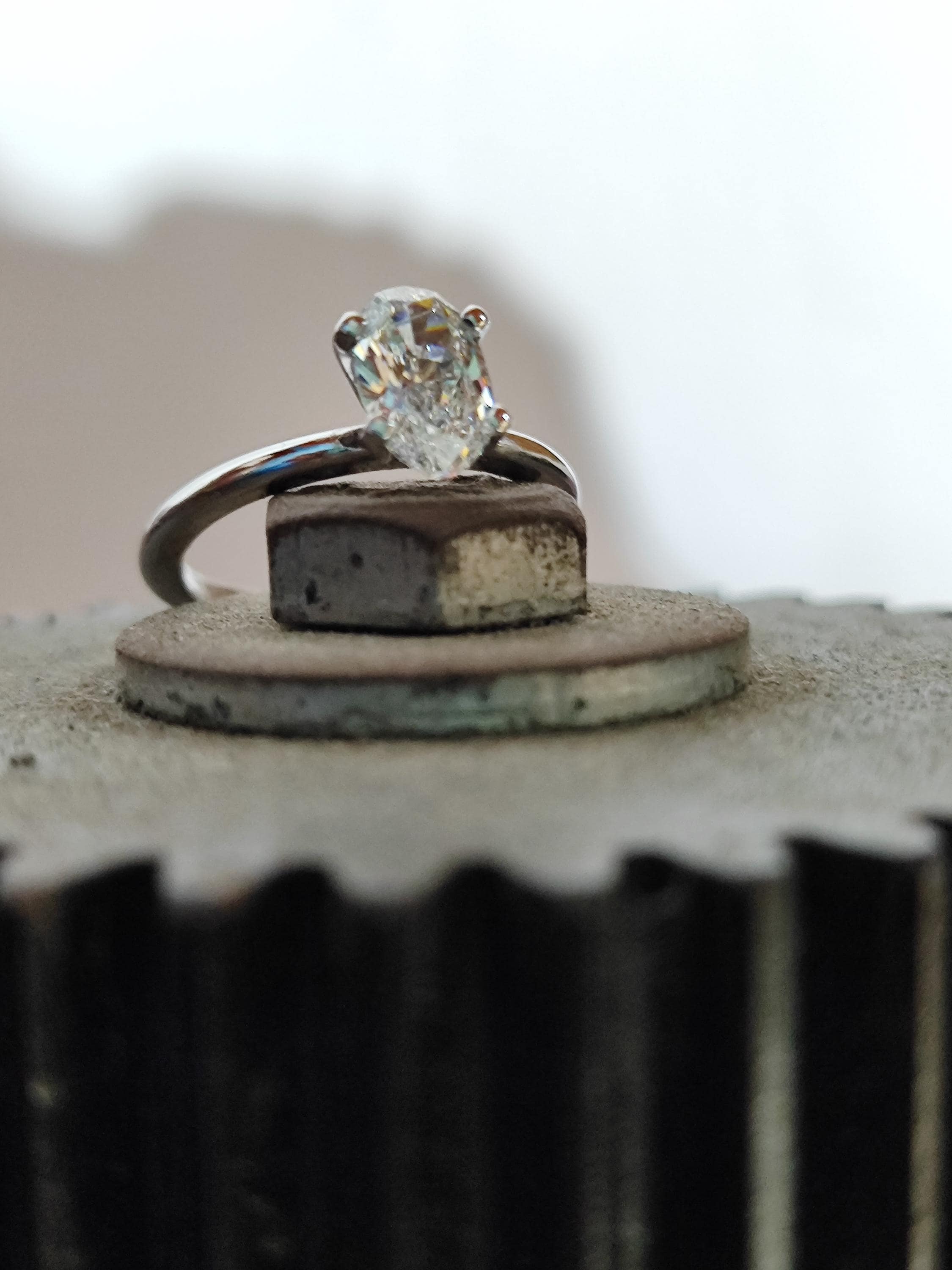 婚約指輪。1.00カラットの人工ダイヤモンドをあしらった14Kホワイト