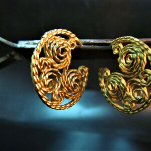 Goldene Ohrringe. Filigrane Ohrringe. Filigrane Ohrringe aus 14 Karat Gelbgold. Handgefertigte filigrane Ohrringe mit einzigartigem Design.