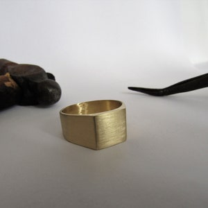 Signet ring. 14K solid Yellow gold ring . Ring for men.  Hammered signet Gold unique ring.